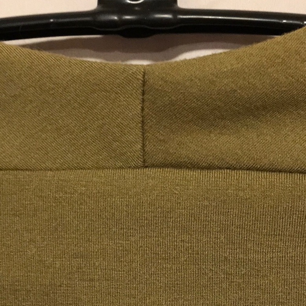Hillard and Hanson Olive V-neck Top Size M - Picture 6 of 6